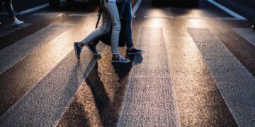 Λόγοι για τους οποίους πρέπει να περπατάμε μετά το βραδινό γεύμα