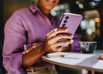 Πώς τα social media μας αποξενώνουν από τον πραγματικό κόσμο;