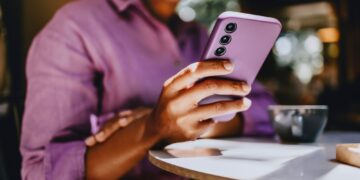 Πώς τα social media μας αποξενώνουν από τον πραγματικό κόσμο;