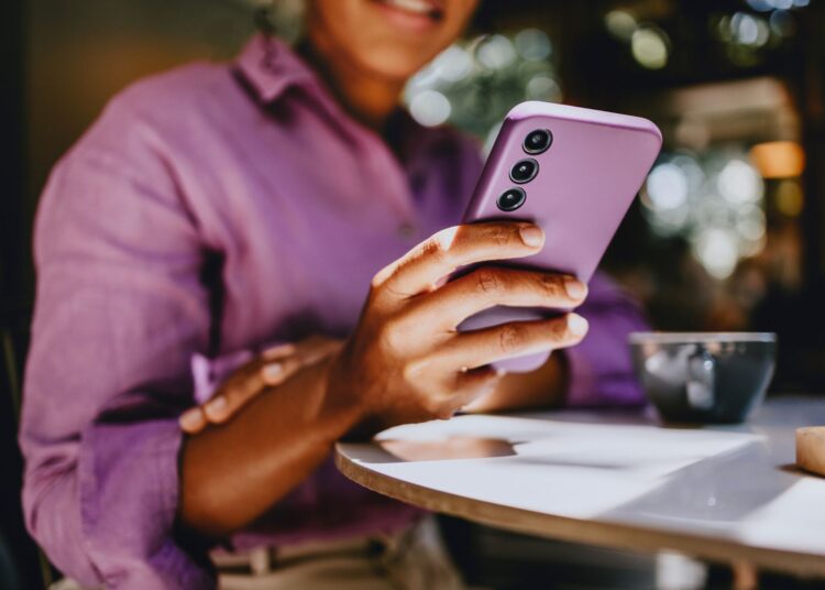 Πώς τα social media μας αποξενώνουν από τον πραγματικό κόσμο;