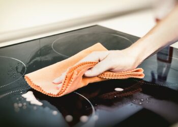 Πώς θα κάνετε τον φούρνο σας να γυαλίζει χωρίς χημικά;