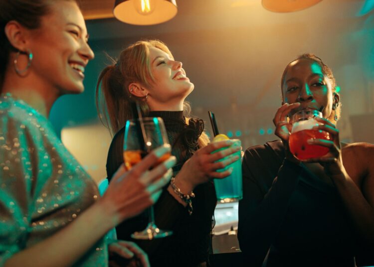 Πόσες θερμίδες έχουν τα αγαπημένα μας κοκτέιλ;