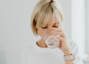 Πόσο νερό είναι αρκετό για υγιή νεφρά και επίπεδα ουρικού οξέος;