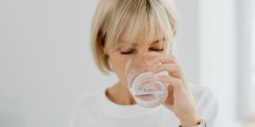 Πόσο νερό είναι αρκετό για υγιή νεφρά και επίπεδα ουρικού οξέος;