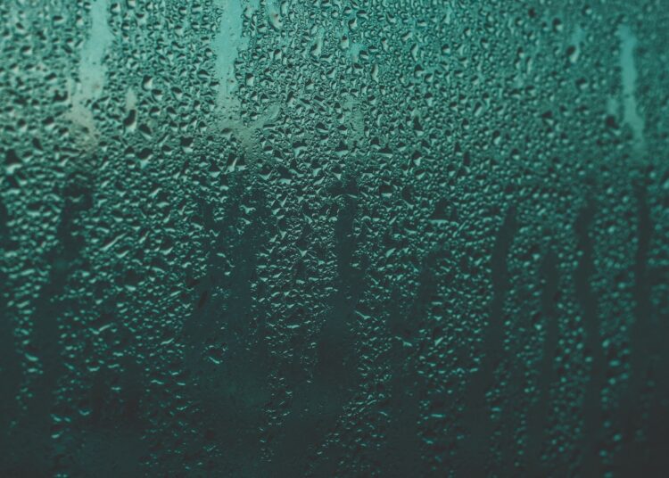 Υγρασία: Πώς επηρεάζει την υγεία & πότε γίνεται επικίνδυνη