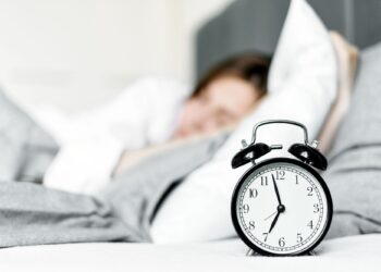 Ύπνος: Τα ασταθή ωράρια συνδέονται με αυξημένο κίνδυνο καρδιακής προσβολής και εγκεφαλικού