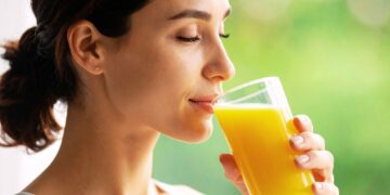 Φυσικός χυμός πορτοκάλι: Χάνει τελικά τις βιταμίνες του αν δεν τον πιούμε αμέσως;