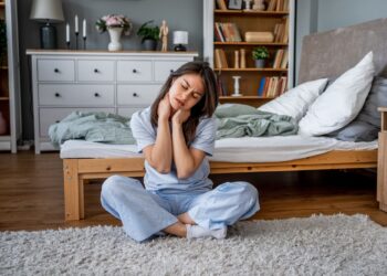 Νιώθετε μεγαλύτεροι από όσο είστε; Μήπως ευθύνεται ο τρόπος που κοιμάστε;