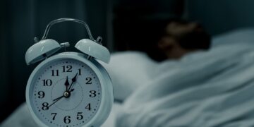 Ο «μύθος» των 8 ωρών: Γιατί το σώμα σας μπορεί να θέλει λιγότερο ύπνο