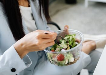 Οι 5 αντιφλεγμονώδεις τροφές που πρέπει να περιλαμβάνει η διατροφή μας