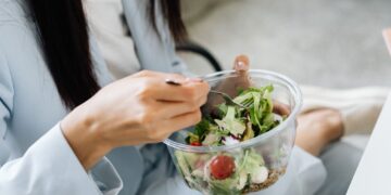 Οι 5 αντιφλεγμονώδεις τροφές που πρέπει να περιλαμβάνει η διατροφή μας