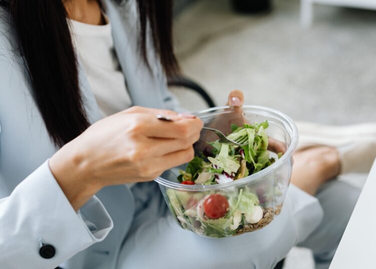 Οι 5 αντιφλεγμονώδεις τροφές που πρέπει να περιλαμβάνει η διατροφή μας