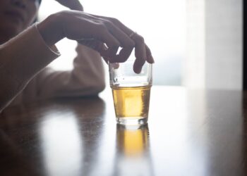 Πώς επηρεάζεται το στομάχι μας από την κατανάλωση αλκοόλ;