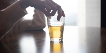 Πώς επηρεάζεται το στομάχι μας από την κατανάλωση αλκοόλ;