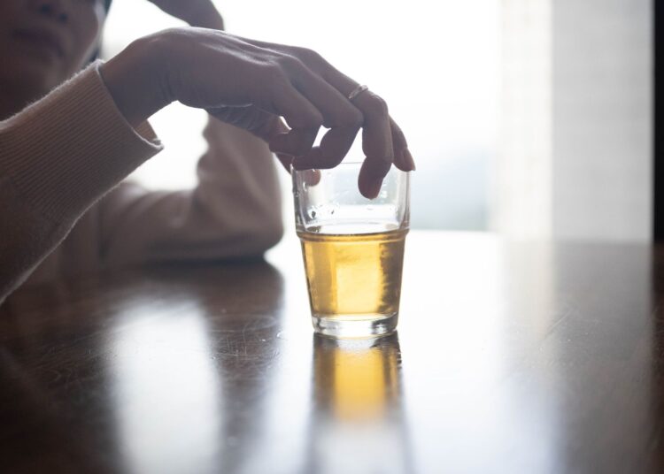 Πώς επηρεάζεται το στομάχι μας από την κατανάλωση αλκοόλ;