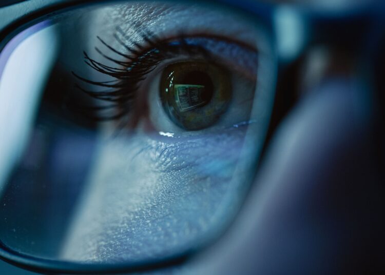 Πώς επηρεάζονται τα μάτια μας από την οθόνη;