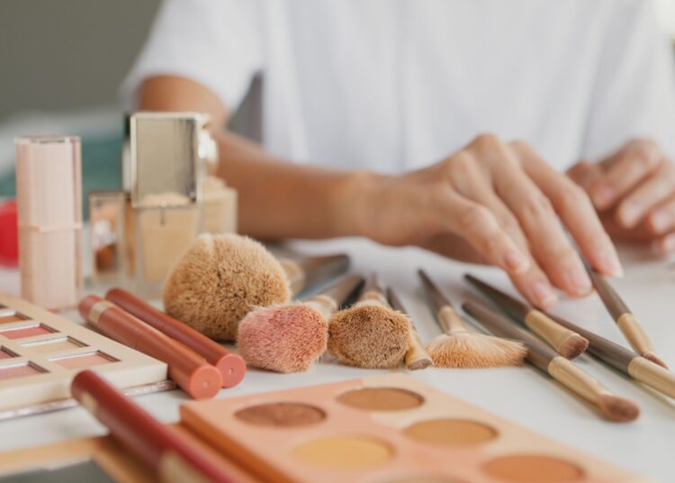 Πόσο βρώμικα είναι τα πινέλα που χρησιμοποιούμε για το μακιγιάζ μας;