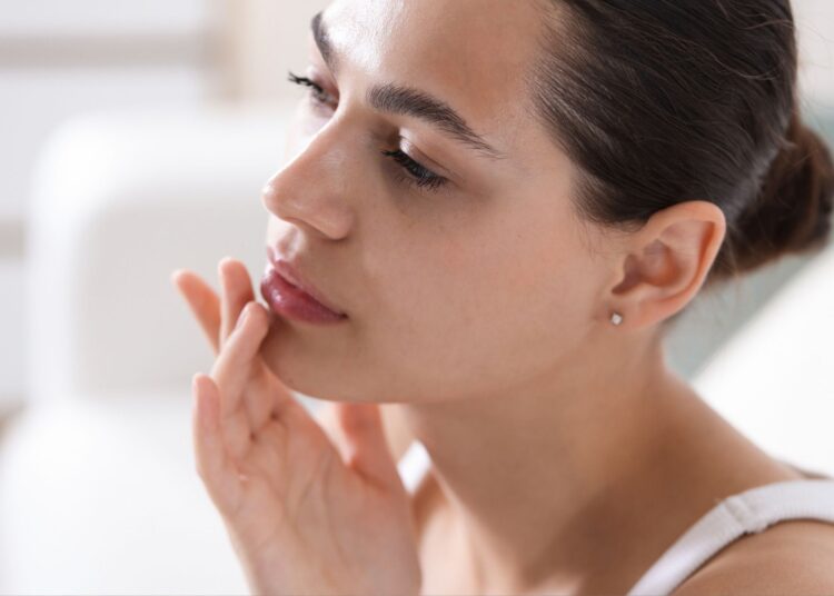 Σκασμένα χείλη: Γιατί το lip balm δεν λειτουργεί