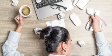 Το σύνδρομο της «καλής κόπωσης»: Γιατί εξαντλούμαστε ενώ δεν κάνουμε τίποτα;