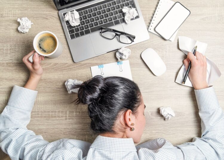 Το σύνδρομο της «καλής κόπωσης»: Γιατί εξαντλούμαστε ενώ δεν κάνουμε τίποτα;