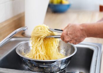 Γιατί δεν πρέπει να στραγγίζετε τα μακαρόνια στο νεροχύτη;