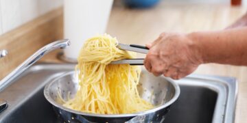 Γιατί δεν πρέπει να στραγγίζετε τα μακαρόνια στο νεροχύτη;