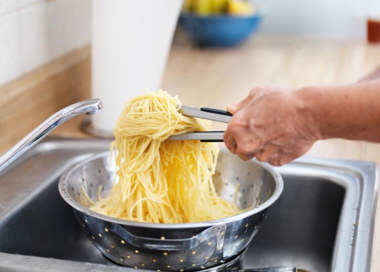Γιατί δεν πρέπει να στραγγίζετε τα μακαρόνια στο νεροχύτη;