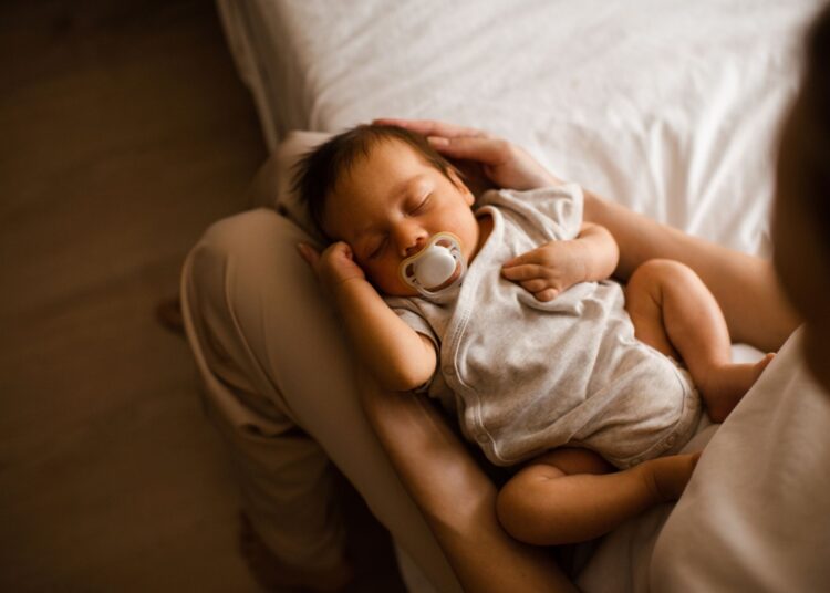 Γιατί τα νεογέννητα κάνουν περίεργους ήχους όταν κοιμούνται;