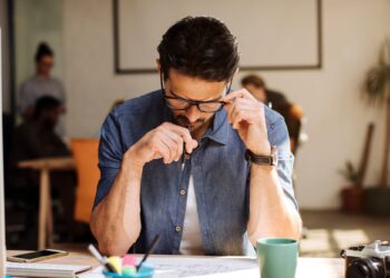 Μικρές καθημερινές συνήθειες που μειώνουν τη συγκέντρωσή σας