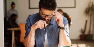 Μικρές καθημερινές συνήθειες που μειώνουν τη συγκέντρωσή σας