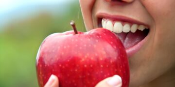 Πώς μπορούμε να κάνουμε τα δόντια μας πιο ανθεκτικά;