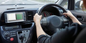 Ανάποδη οδήγηση: Γιατί σε κάποιες χώρες οδηγούν όπως οι Άγγλοι