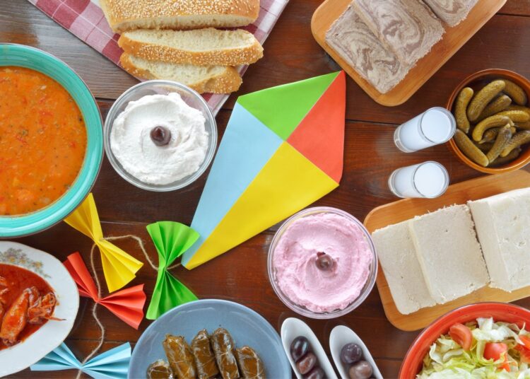 Καθαρά Δευτέρα: Το νόημα πίσω από το σαρακοστιανό τραπέζι και τον χαρταετό