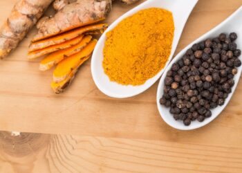 Κουρκουμάς και πιπέρι: Γιατί αυτός ο συνδυασμός θεωρείται «χρυσός» για την υγεία;