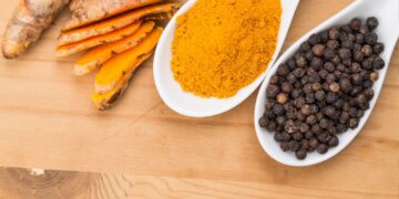 Κουρκουμάς και πιπέρι: Γιατί αυτός ο συνδυασμός θεωρείται «χρυσός» για την υγεία;