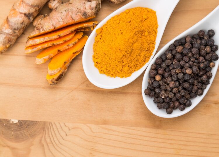 Κουρκουμάς και πιπέρι: Γιατί αυτός ο συνδυασμός θεωρείται «χρυσός» για την υγεία;