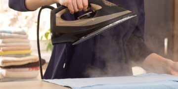 Πώς να καθαρίσετε το σίδερο και να εξαφανίσετε τις μαύρες κηλίδες από τα ρούχα;