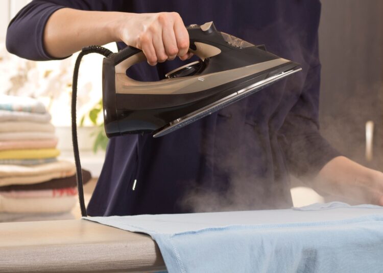 Πώς να καθαρίσετε το σίδερο και να εξαφανίσετε τις μαύρες κηλίδες από τα ρούχα;