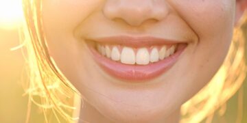 6 καθημερινές συνήθειες που «κλέβουν» τη λάμψη από το χαμόγελό σας