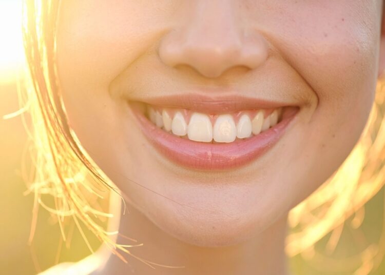 6 καθημερινές συνήθειες που «κλέβουν» τη λάμψη από το χαμόγελό σας