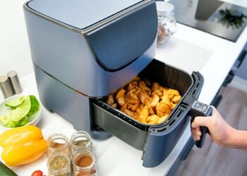 Air Fryer: Γιατί δεν είναι καλή ιδέα να μαγειρεύουμε αμυλούχα τρόφιμα;