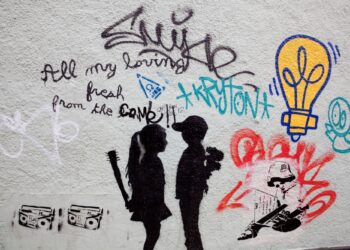Banksy: Ο μυστηριώδης καλλιτέχνης που άλλαξε την τέχνη του δρόμου