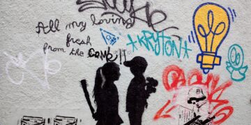 Banksy: Ο μυστηριώδης καλλιτέχνης που άλλαξε την τέχνη του δρόμου
