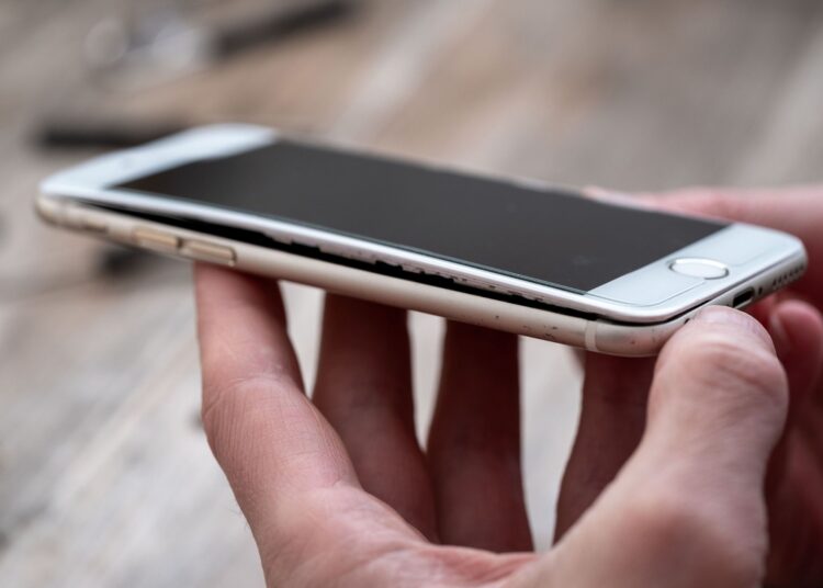 Μπαταρία κινητού φουσκωμένη