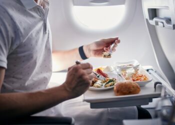 Φαγητό στο αεροπλάνο: Γιατί η γεύση αλλάζει στα 10.000 μέτρα ύψος;