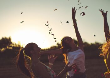 Φιλίες που “σβήνουν” με τον χρόνο