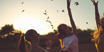 Φιλίες που “σβήνουν” με τον χρόνο