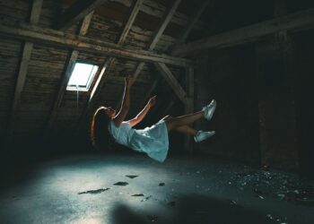 Γιατί μερικές φορές νιώθουμε ότι πέφτουμε όταν πάμε να κοιμηθούμε;