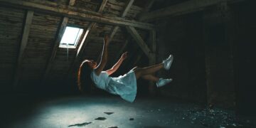 Γιατί μερικές φορές νιώθουμε ότι πέφτουμε όταν πάμε να κοιμηθούμε;