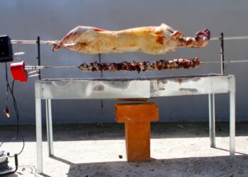 Γιατί σουβλίζουμε αρνί το Πάσχα: Τι συμβολίζει και ποια η ιστορία του;